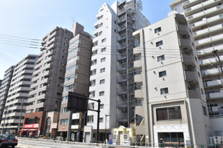 【外観】 | 手入れの行き届いた外壁やエントランスなど、「見ればわかる」レベルで清潔感を保ったマンションです。築年数を感じさせない姿で皆様をお出迎えします。～即日のご見学可能～　お問合せはお気軽にどうぞ。
