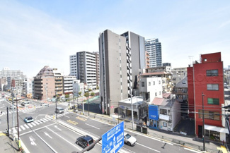 【展望】 | 眼前に広がる空の雄大さと、このお部屋の自慢の一つである「眺望」をご覧ください。毎日、この景色を独り占めできる新生活に夢が広がります。～即日のご見学可能～　お問合せはお気軽にどうぞ。
