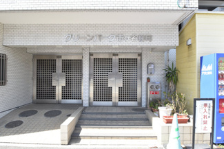 【エントランス】 | お客様を、そして住人を出迎えてくれるマンションのエントランス。ゴミが落ちていないことからも、管理状態の良さや住民の節度の高さが見て取れます。～即日のご見学可能～　お問合せはお気軽にどうぞ。
