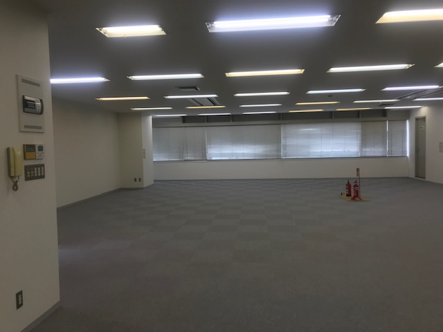 京浜興産コヤマビルのエントランス