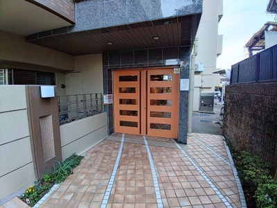 【エントランス】 | ネバーランド東淀川 | 清潔感のあるエントランスです