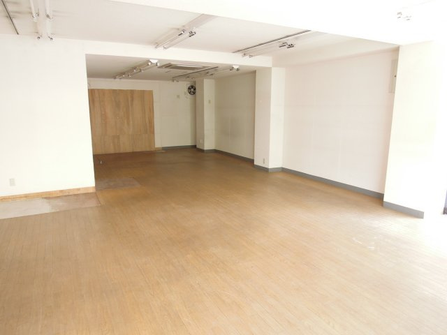 中央町2貸店舗の居間・リビング