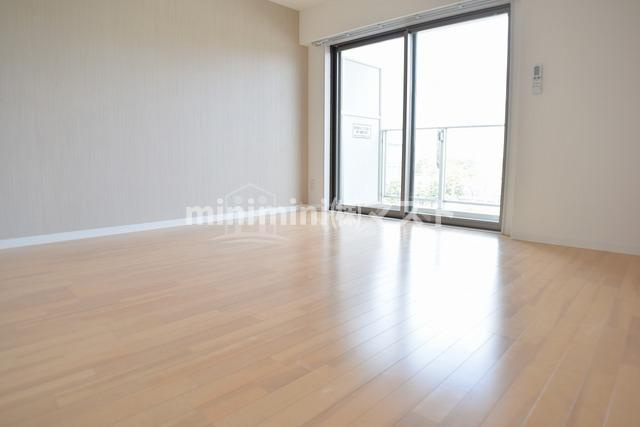 ラシーヌ阿倍野の居間・リビング|洋室8.2帖に大きな窓が二つ♪