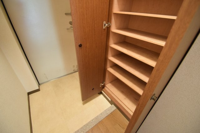 フレラヴィーヌ北本町の玄関|玄関に下駄箱あり