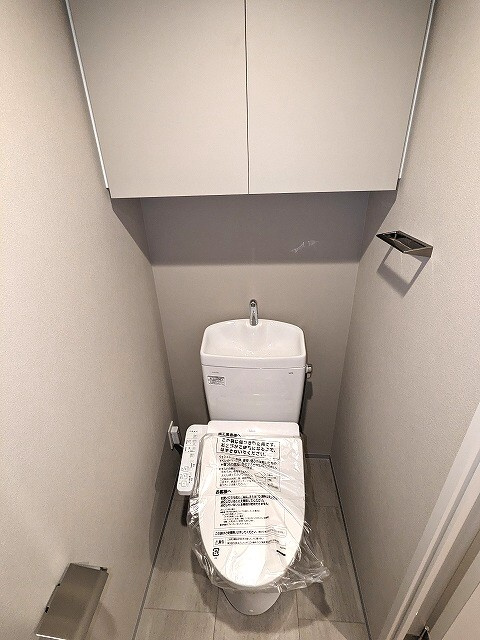 JMFレジデンス蔵前二丁目のトイレ|洗面室と独立した温水洗浄便座