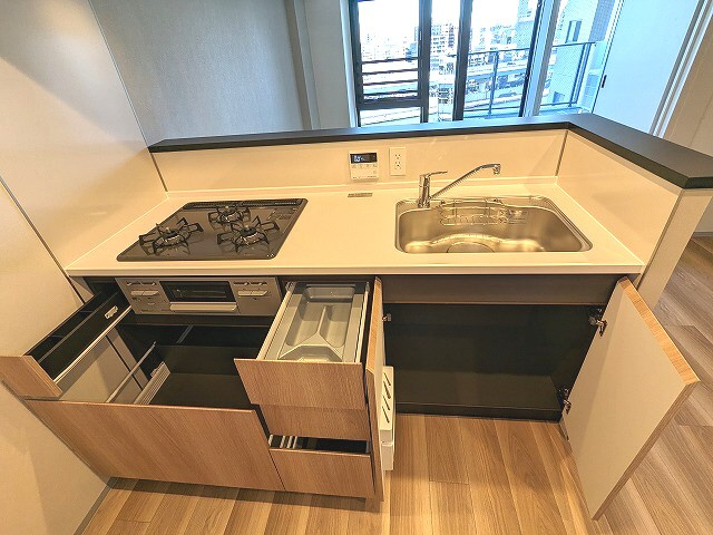 JMFレジデンス蔵前二丁目の設備|豊富な収納のグリル付ガス3口カウンターキッチン、瀟洒でお手入れ楽なガラストップコンロ、広々のシンク