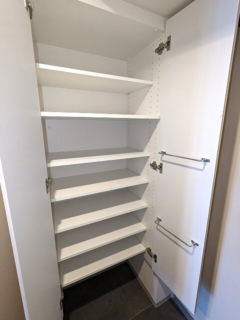 JMFレジデンス蔵前二丁目の設備|傘フック付き、収納豊富なトールタイプのシューズＢＯＸ