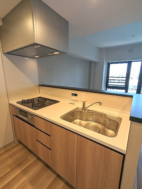 JMFレジデンス蔵前二丁目のキッチン|グリル付ガス3口カウンターキッチン、瀟洒でお手入れ楽なガラストップコンロ、広々のシンク