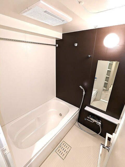 JMFレジデンス蔵前二丁目の浴室|追焚オートバス、ロングバスタブ、浴室換気乾燥機、ワイドシャワーヘッド