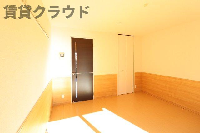 グリーンヒルズの寝室|広くて明るい寝室