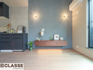 【居間・リビング】 | 城陽市平川長筬　一戸建 | TV面には一面、木毛セメント板を貼りました。
勾配天井のため高さもとれ存在感があります。