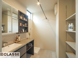 【洗面所】 | 城陽市平川長筬　一戸建 | アイカの面材を使用したオリジナルの造作洗面です。
家事やメイクスペースなど多目的に使用することができます。
また、下にはキャビネットも付いているため収納も充実しています。