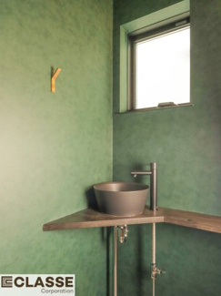 【トイレ】 | 城陽市平川長筬　一戸建 | 真鍮のブラケットライトを合わせることで海外のホテルをイメージして仕上げました。