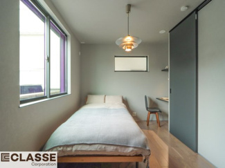 【洋室】 | 城陽市平川長筬　一戸建 | 主寝室にはテレワークやちょっとした作業などができる、
籠れるカウンタースペースを設けました。