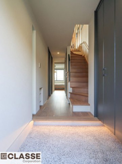 【玄関】 | 城陽市平川長筬　一戸建 | 玄関近くに来客用スリッパをスッキリ収納することができる便利な収納ニッチを設けました。