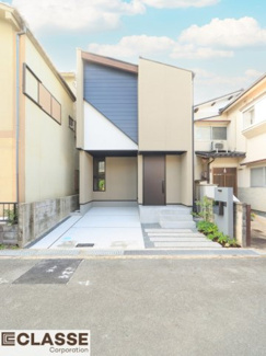 【外観】 | 城陽市平川長筬　一戸建 | 外観は内観と合わせたグレージュの吹付け塗装をベースに正面の斜めがアクセントで目を引きます。