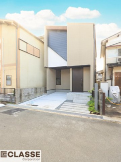 【前面道路含む現地写真】 | 城陽市平川長筬　一戸建 | 狭小地ながらも、2階リビングを活かした勾配天井にすることで、
空間の広がりを感じることができるLDKに仕上げました。