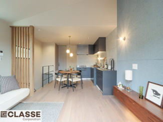 【居間・リビング】 | 城陽市平川長筬　一戸建 | 南向きで明るくゆったりと過ごすことができます。