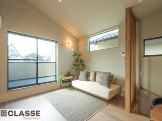 【居間・リビング】 | 城陽市平川長筬　一戸建 | 南向きで明るくゆったりと過ごすことができます。