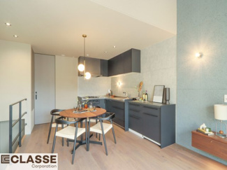 【居間・リビング】 | 城陽市平川長筬　一戸建 | 電球タイプのブラケットを用いることで、
空間の邪魔をすることなく暗くなりがちなコーナー部分に
暖かい光だまりを作ることで空間に広がりを持たせました。