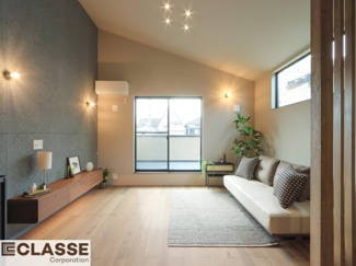 【居間・リビング】 | 城陽市平川長筬　一戸建 | 2Fのフローリングは、絶妙な色合い・質感を求めてiocの挽き板を採用しました。
暖かい色合いでありながら、くすみカラーがモダン空間の重要なベースとなります。