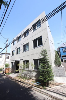 淀橋第四小学校隣の落ち着いた立地に建つマンションです☆