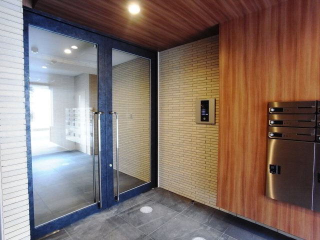 グランメール岡本のエントランス