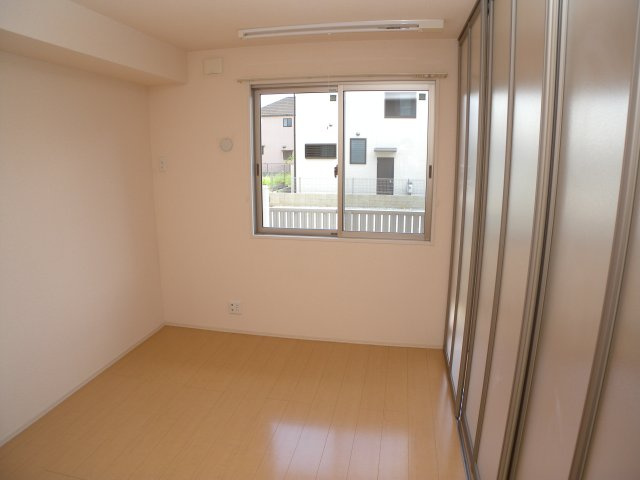 キャンフルローレルの洋室