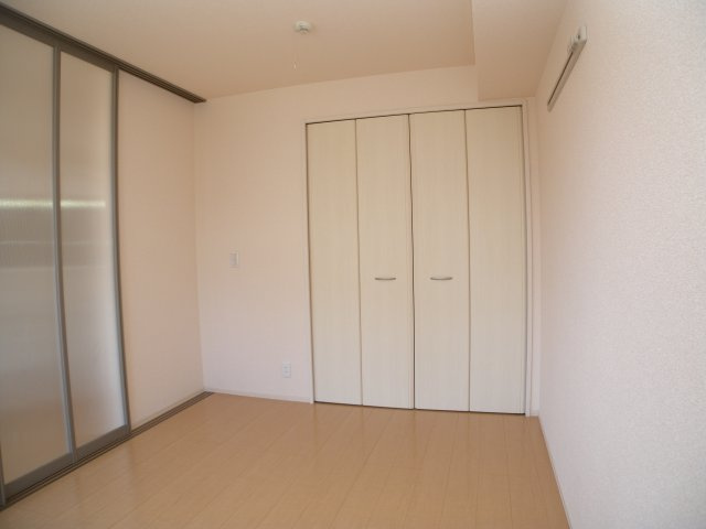 キャンフルローレルの洋室