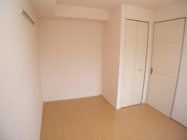 キャンフルローレルの洋室