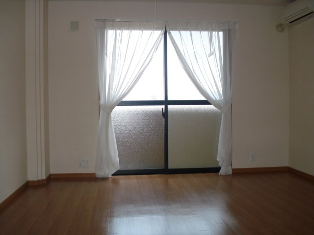 エル・シャトーの内装|日当たり良好洋室