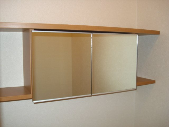 エル・シャトーの収納|ＷＣ鏡付き収納