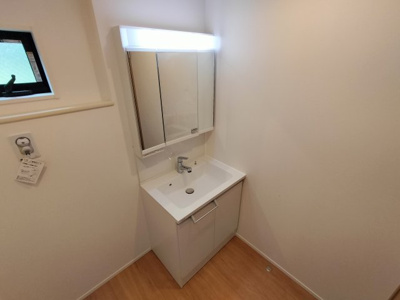 【独立洗面台】 | Kolet岩槻仲町 | 独立洗面台、小物を置くことができて便利です