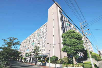 【外観】 | 旭コーポC棟 | RCの無機質な美しさと、天然素材の有機的な美しさが融合するリノベーション！シングルやDINKs、アトリエとして利用したい方におすすめです。周辺はスーパーも複数あり住みよい住環境です。