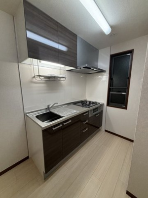 【キッチン】 | リーフ都筑B【SHM】 | 3口ガスコンロ/グリル付きシステムキッチン