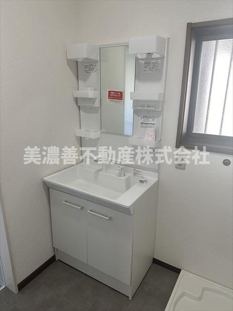 ６２８３４　瑞穂市牛牧中古戸建ての独立洗面台