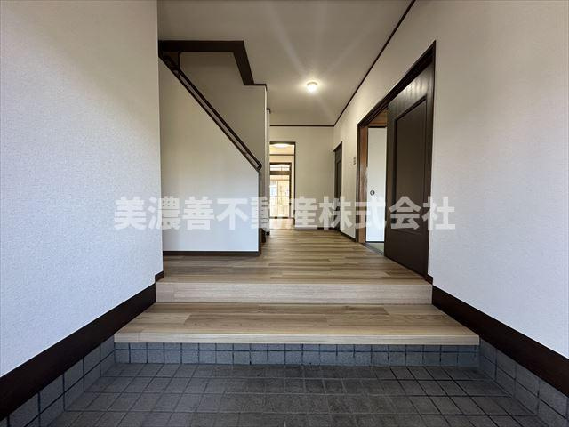 ６２８３４　瑞穂市牛牧中古戸建ての玄関