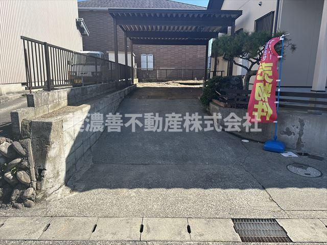 ６２８３４　瑞穂市牛牧中古戸建ての駐車場