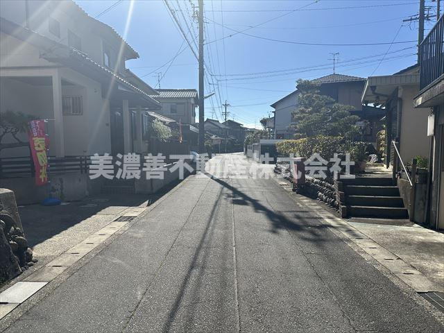 ６２８３４　瑞穂市牛牧中古戸建ての前面道路含む現地写真