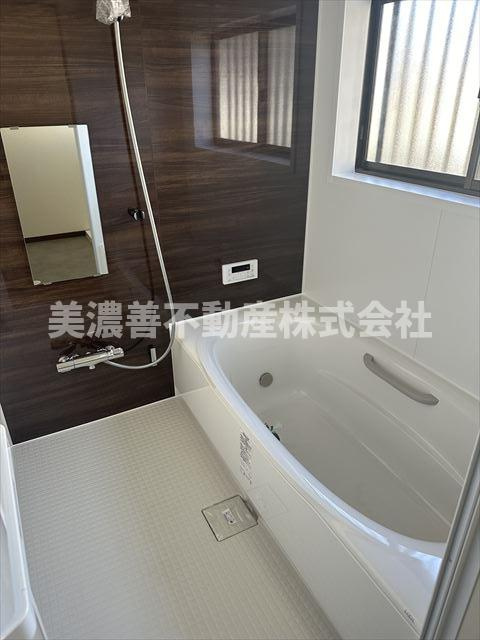 ６２８３４　瑞穂市牛牧中古戸建ての浴室