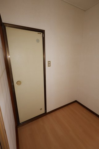 見附市本所２丁目のアパートのエントランス