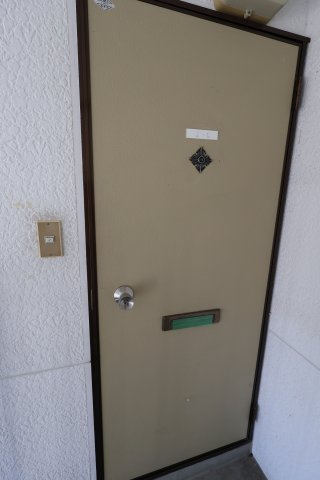 見附市本所２丁目のアパートの玄関
