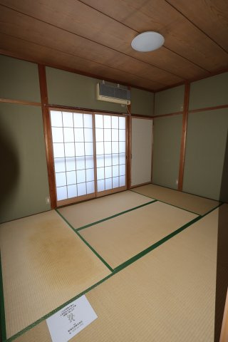 見附市本所２丁目のアパートの和室