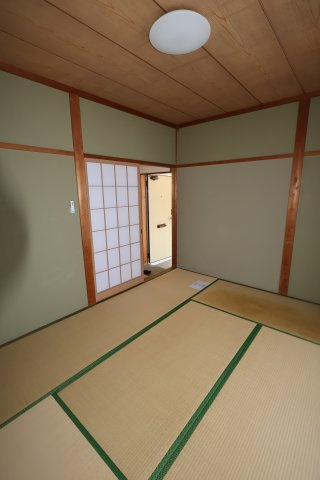 見附市本所２丁目のアパートの居間・リビング