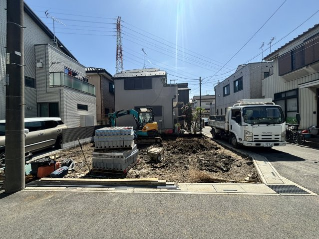 越谷市瓦曽根2丁目　新築戸建ての前面道路含む現地写真