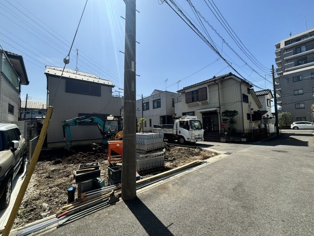 越谷市瓦曽根2丁目　新築戸建ての前面道路含む現地写真