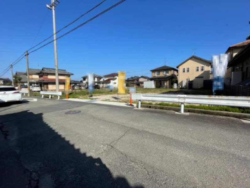 野洲市吉地4丁目１号地　建築条件無し売土地の前面道路含む現地写真