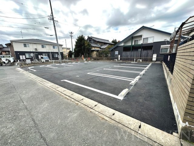 コンテ吉川の駐車場