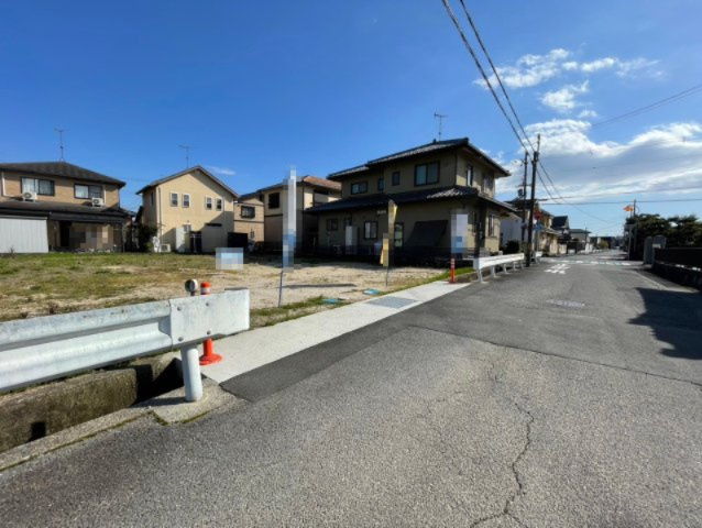 野洲市吉地4丁目2号地　建築条件無し売土地の前面道路含む現地写真