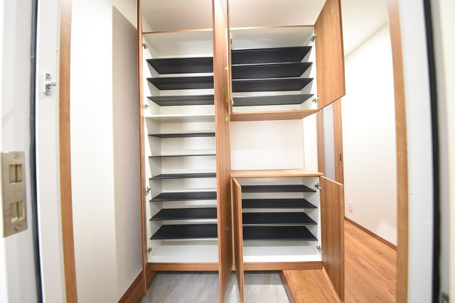 幟立ビルの玄関